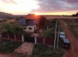 Banlung Hill Top House &Trekking, cabin in Phumĭ Pôy