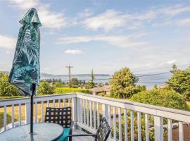 Charming beach home with Ocean & Mt. Baker View, hotel in Camano