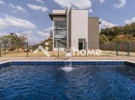 Casa com piscina e churrasqueira com linda vista