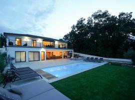 Tr&egrave;s belle villa &agrave; Ghisonaccia avec piscine chauff&eacute;e