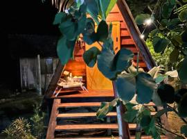 Glamping casal - mini chale mobiliado com colchão casal roupa de cama travesseiros - Rancho Perene estação rural, tjaldstæði í Jaraguá do Sul