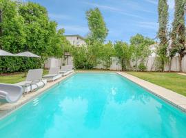 Exquisite Oasis near Universal Studios with Large Pool, pet-friendly hotel in Los Angeles