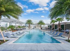 New Jax City Rooftop Pool, hotelli, jossa on pysäköintimahdollisuus kohteessa Jacksonville