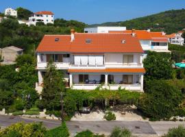 Apartments and rooms with parking space Palit, Rab - 21755, ξενοδοχείο σε Rab