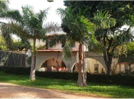 Casa de 4 habitaciones con piscina en barrio cerrado a 5 minutos del Aeropuerto Internacional – domek wiejski w mieście Luque