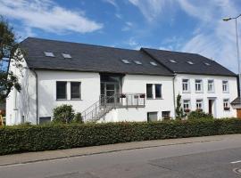 Luxury Family Holiday Home with Wellness, cabaña o casa de campo en Binsfeld