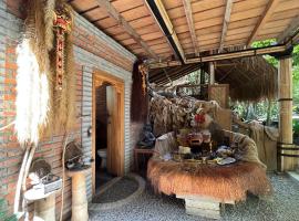 Local Eco-Living Experience by Mepantigan Bali, chalé em Darmasaba