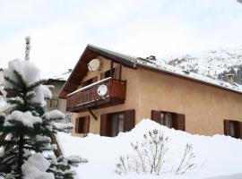 Chalet spacieux 8 pers, 3 chambres, cheminée, Wi-Fi, BBQ - FR-1-762-1, hotel in Le Monêtier-les-Bains