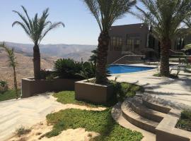 Mountain Pool Suites, villa in Amman
