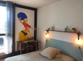 Chambre chez l'habitant avec toilettes et salle de bain privatifs, hôtel à Annecy