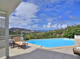 3 Bedrooms Villa JELUCA Beautiful and spacious with swimming pool & sea View - ORIENT BAY, cottage à Marigot