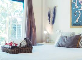 Sleepy Gypsea Villa Siargao - Private Room - Daydream, hotel in Catagnan