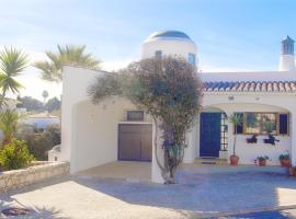 Ocean View End Town House Carvoeiro 2 bed shared pool, hotel in Carvoeiro