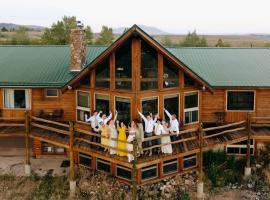 Wapiti Retreat at 22 West Cabins and Recreation, hotel with parking in Walden