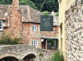 The Pack Horse Exmoor National Park Allerford Riverside Cottage & Apartments, hotel din Minehead