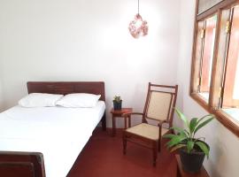 A/C Room in a small house: Nugegoda şehrinde bir otel