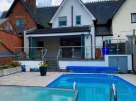 Beautiful Holiday Home Village Sleeps up to 6, hotel med pool i West Hallam