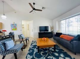 Cozy 3 Bedrooms Town home in Chandler with community pool, hotel v destinaci Chandler