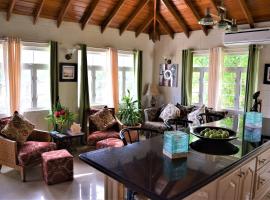 Coconut Walk Beach Apartment, casa o chalet en Christ Church