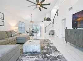 Spacious+Cozy Home, near the beach, heated pool.