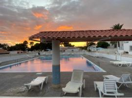 Cozy Bungalow, hotel con alberca en Costa del Silencio