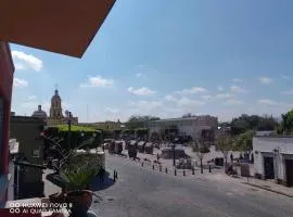 Plaza Fundadores, iglesia de La Santa Cruz, casa completa