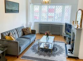 Stunning Modern Cozy 5 star 3 bedroom house-Free Parking Greater London Metro Stations hosted by Tony, casa o chalet en Catford