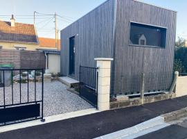 Studio atypique Le Mans, hotel amb aparcament a Le Mans