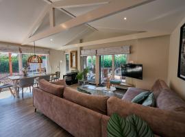 ZEN-Bungalow no 5 met sauna en hottub, מלון חוף בRheezerveen