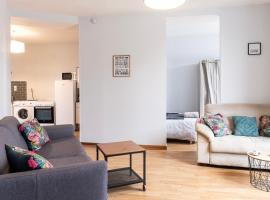 grand studio ✰ 35m² ✰ centre ✰ 4pers/2lits ✰ cuisine ✰ wifi, hôtel à Candé