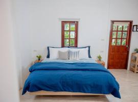 Vawa Guesthouse, apartment in Kanchanaburi City