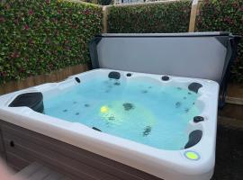 St Annex, Boutique Holiday Apartment for 2 people in Torquay - with Private HOT TUB!, khách sạn có bồn jacuzzi ở Torquay