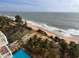 PL BEACH FRONT APARTMENT, hotel with pools in Bopitiya