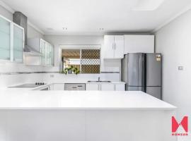 Comfortable Double room with shared kitchen and bathroom, alloggio in famiglia a Perth