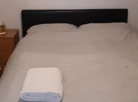 3 Bed House - Sleeps 4 - Parking - Wifi