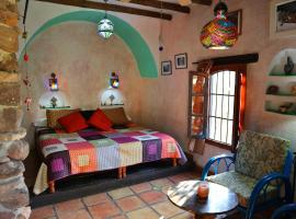 Casita con Chimenea en Complejo Rural CAMPO FELIZ del amor, hotel in El Pozo de los Frailes