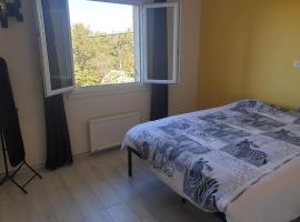 Chambre au calme avec cuisine équipée sur demande en supplément, hotel in Figeac