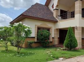 Aspen Luxury Villa, mökki kohteessa Accra