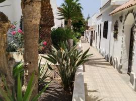 2 Camere Splendida casa vacanze in Tenerife del Sur Casa Trilly, מלון בארונה