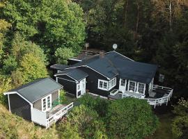 Peaceful getaway in the woods w/ fireplace, holiday home in Åsljunga