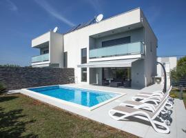 Villa TeSa - heated swimming pool, villa i Okrug Donji