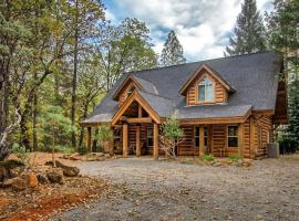 Shasta Lake Luxury Log Cabin: Hot tub & Pool, hotel v destinaci Lakehead