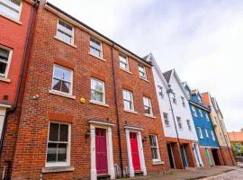 Luxury 5 Bed house in the City, includes parking & EV point