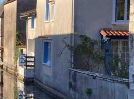 Right on the river- 3 bedroom house centre of town, hotel con parking en Aigre