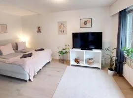 Quiet studio - easy check-in, free parking & wifi