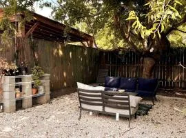 Hardy House Vintage Bungalow, Huge Yard!