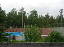 Logement avec stationnement tennis et piscine, hotel in Saguenay