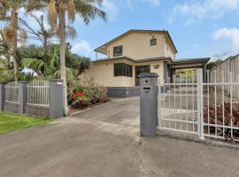 Seaside on Stratford - Cable Bay Holiday Home、Cable Bayの駐車場付きホテル