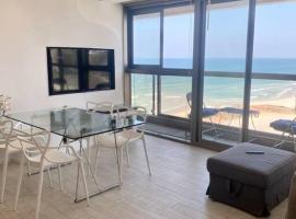 ruth’s balcony sea view apt, apartamento em Herzliya B