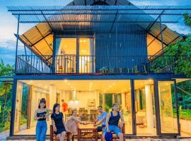 Ora Hill Farmstay & Glamping Hòa Bình, hotell med parkering i Cao Phong